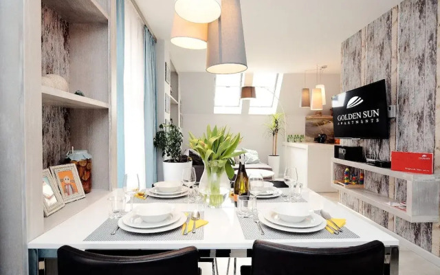 Golden Sun Apartments-Port