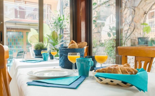 Vintage Hotel Mercedes