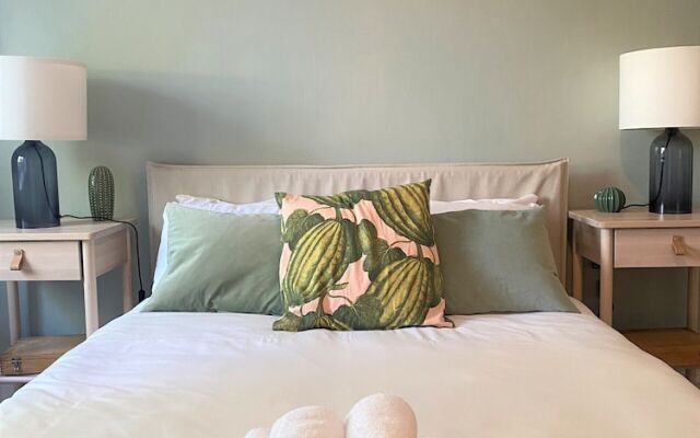 Restful Victorian Apartment With Garden and Deck