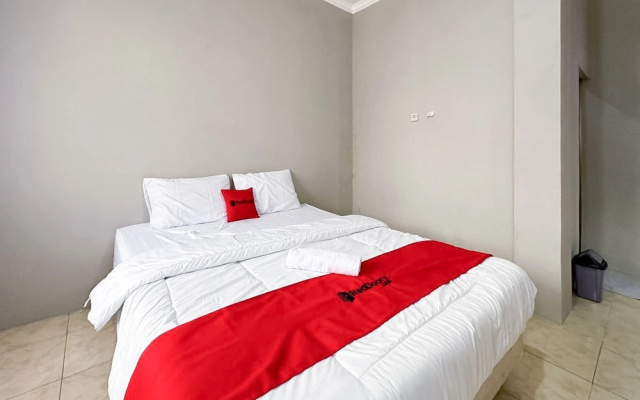 RedDoorz near Maulana Yusuf Stadium Serang – Guest Rooms – Serang