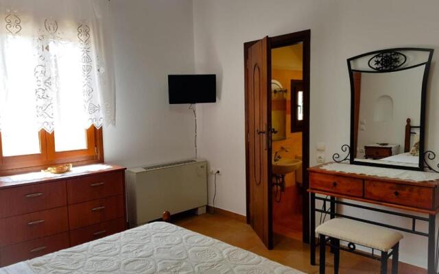 Sunshine house for 9, cozy set up,verandas, sea view.