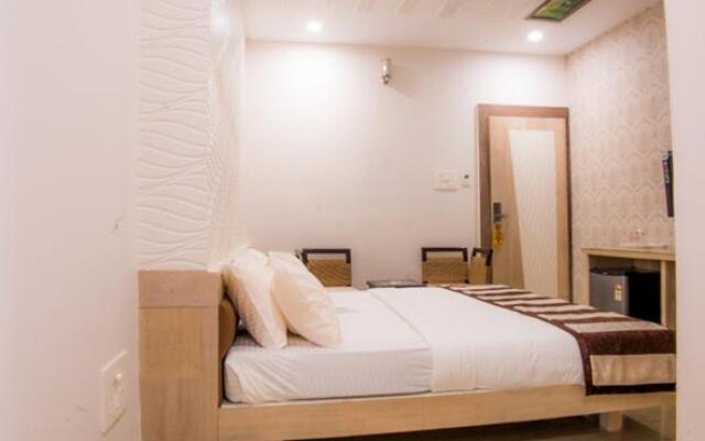 OYO Flagship 23530 Smriti Star Hotel