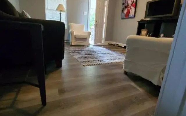Minutes to Downtown! Long-Stays & Pets Welcome!