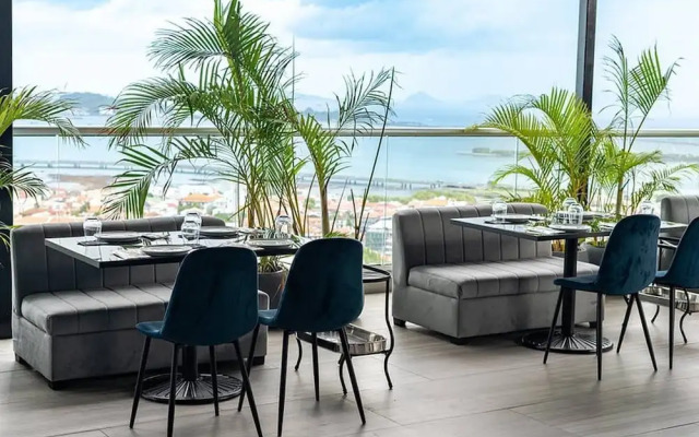 Room-sofa Bed Stay Rooftop Pool & Gym, A