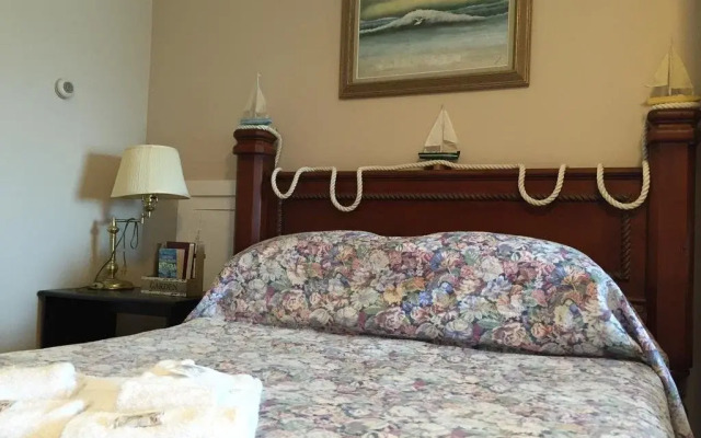 Admiral's Quay Motel & Suites