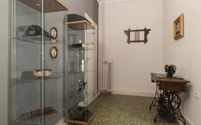 Vintage Apartment next to Acropolis Museum