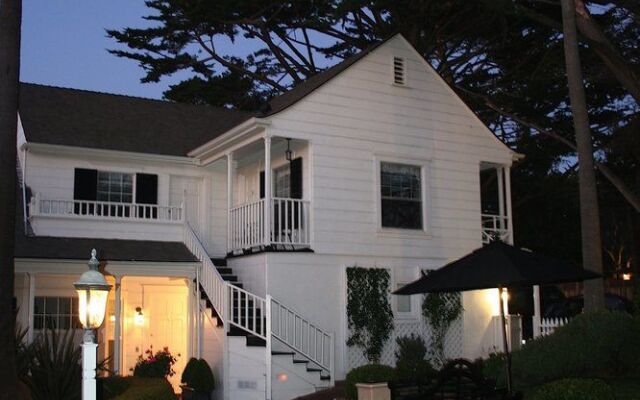 Colonial Terrace Inn by the Sea