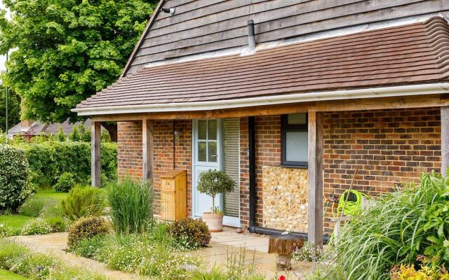 Pretty Coastal Home in Bosham Close to Water