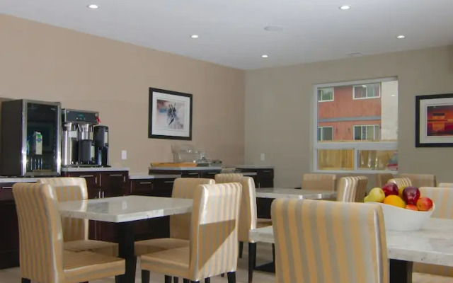 Paradise Inn and Suites - Redwater