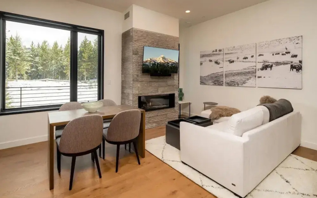 230 Lakelodge 1 Bedroom Condo