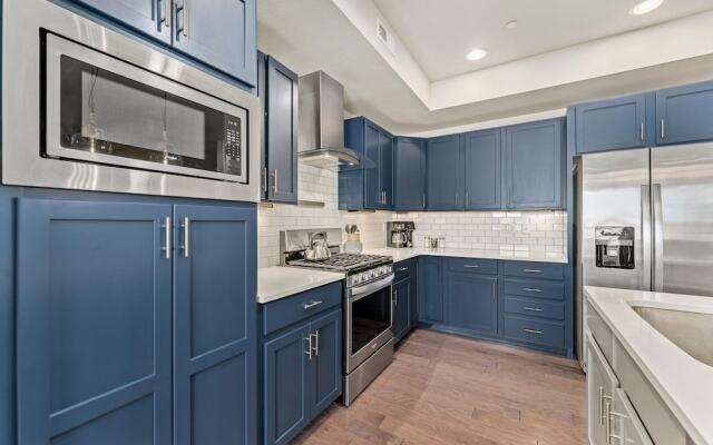 First Class Stylish Townhome Near Old Town!