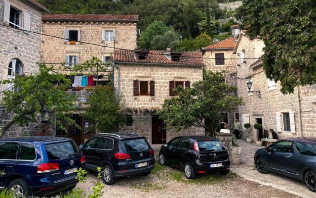 Charming Bohemian house in Perast