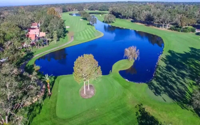 Private One Bedroom Condo on Golf Course, free parking