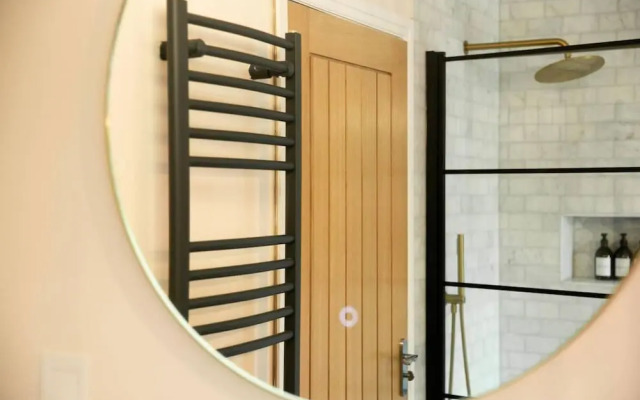 Remarkable 4-bed House Near Leeds Airport