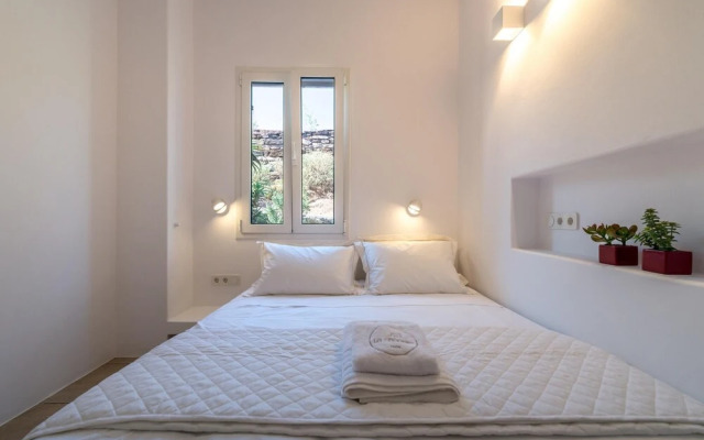 La Chapelle Est and Ouest in Tinos
