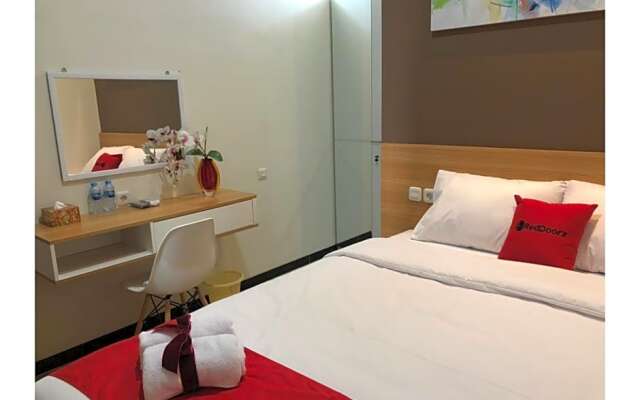 RedDoorz Plus @ Dukuh Kupang