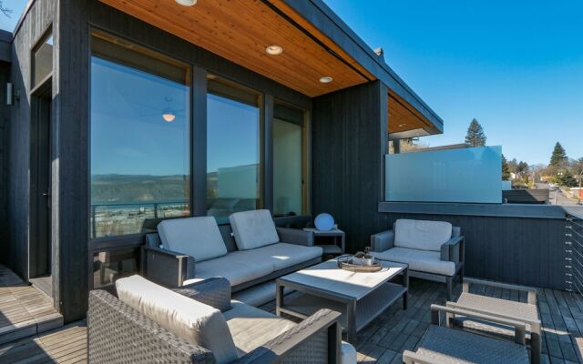 FOUR Condo with Columbia River Gorge View and Hot Tub by RedAwning