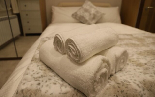 Gateshead's Amethyst 3 Bedroom Apt, Sleeps 6 Guest