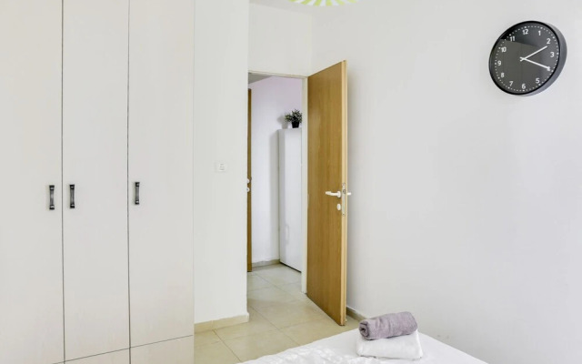 Central Apartment by Rothschild & Market