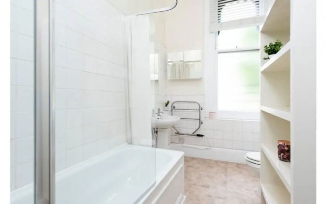 The 2 Bedroom in Collingham rd