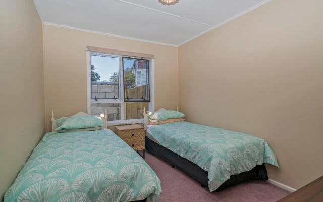 Sun Seeker Bach - Ferry Landing Holiday Home
