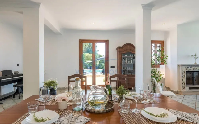 New Refined Villa Rayskaya In Monte Compatri