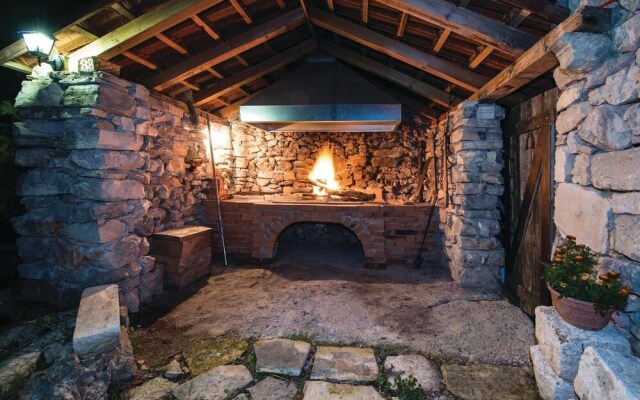 Amazing Home in Lozovac with Hot Tub, WiFi & 4 Bedrooms