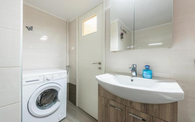 Modern 2BD apt in Athens DT, 2-min metro