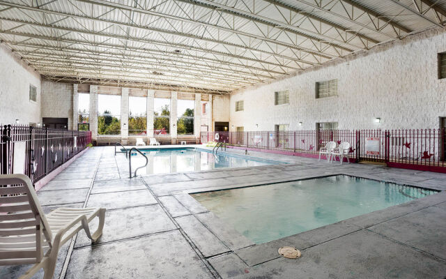 Econo Lodge Inn & Suites