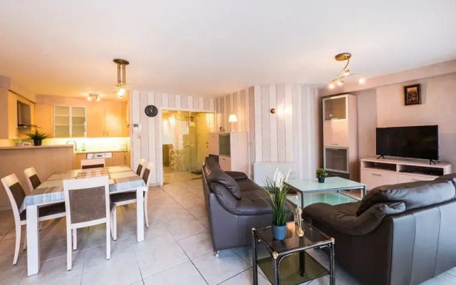 Apartment on the First Floor for Family