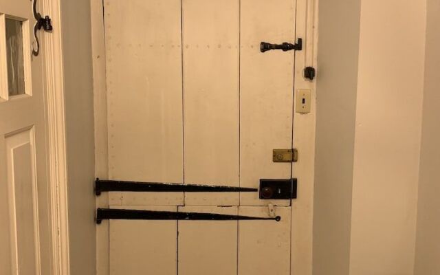 The Avenue Guesthouse and Gallery