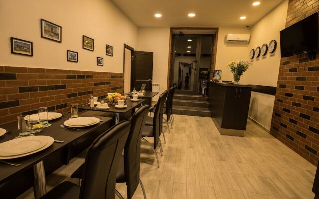 5 Rooms Mini-Hotel & Tours