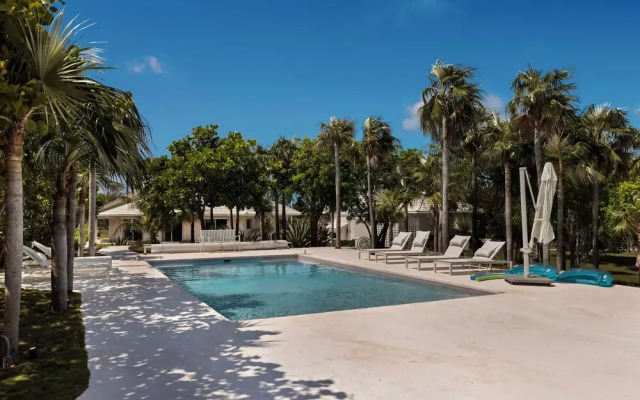 Windermere Paradise: Luxurious Estate With Amenities