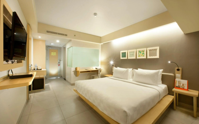 Отель Sevn Legian