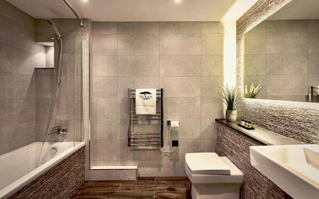 The Acacia, Luxury with Private Balcony + Parking