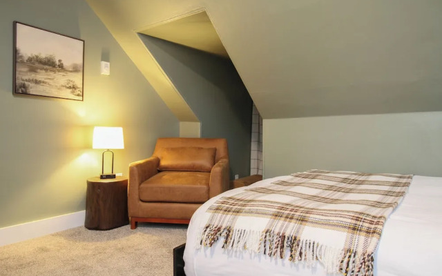 The Aurora Inn & Cottages