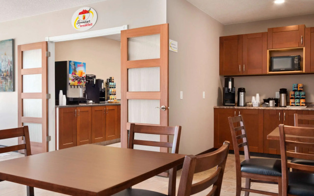 Super 8 by Wyndham Regina