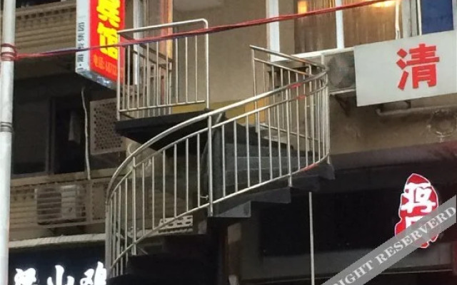 Qingwan Hostel (Chongqing Daping Metro Station Store)