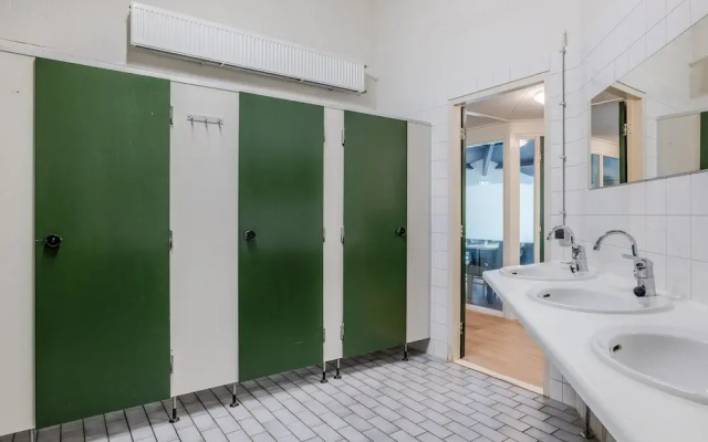 Well Furnished Home for Groups with Dishwasher near Water