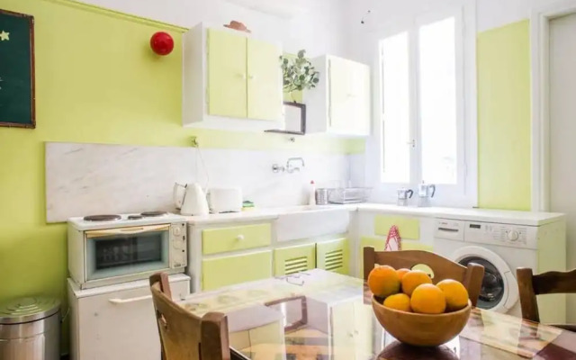Spacious Apartment Near Parthenon for 6 Persons