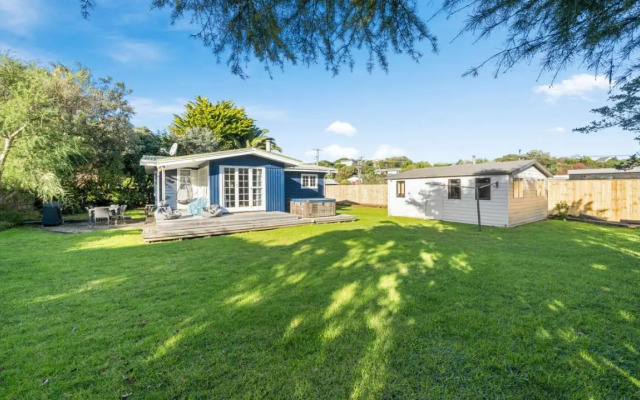 The Little Blue Bach - Waikanae Beach Holiday Home