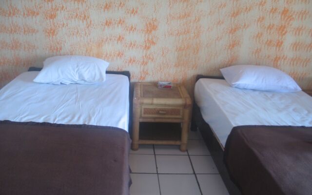Lovina Central Hostel