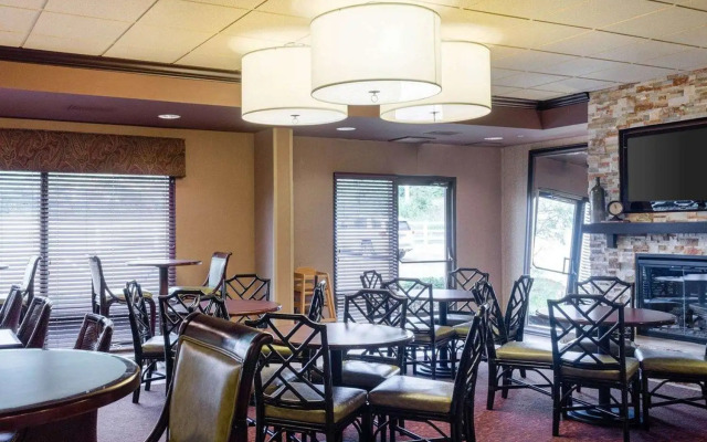 Russell Inn & Suites