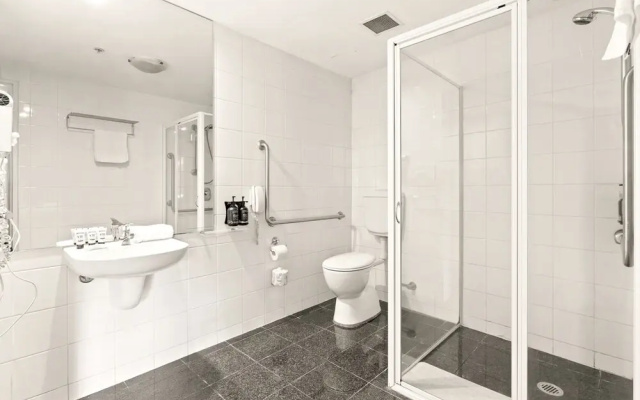 Sleek 1-bed by Jubilee Park With Pool