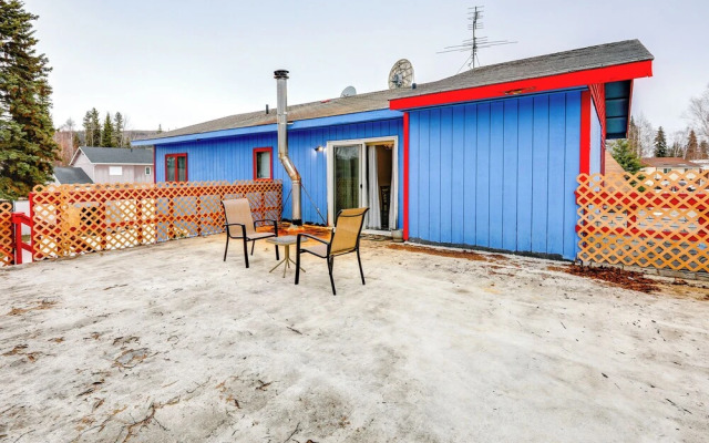 Near Dtwn & Pioneer Park: Fairbanks Home w/ Deck!