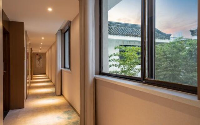 Taibai Restaurant Boutique Garden Hotel (West to Jining North Bus Station)