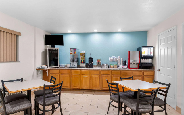 Super 8 by Wyndham Pleasanton