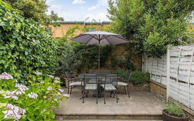 Delightful 2-bed Home, Fulham