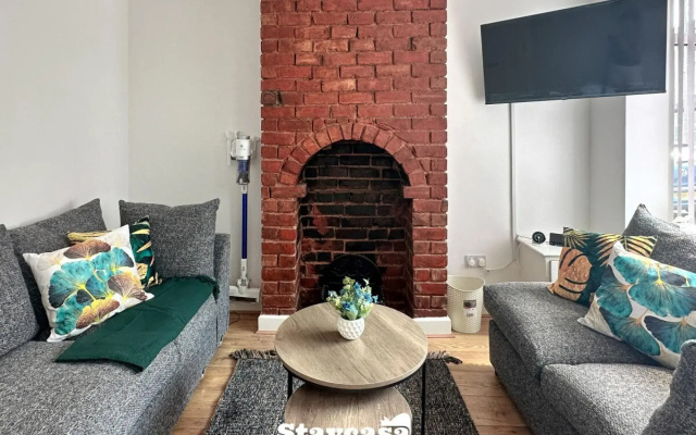 Stunning Design 3 Bedroom House Street Parking