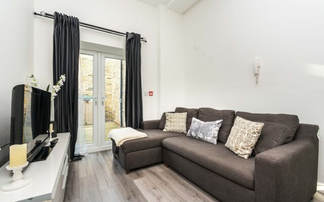 Modern 3BD House Near Heathrow and Tube Station